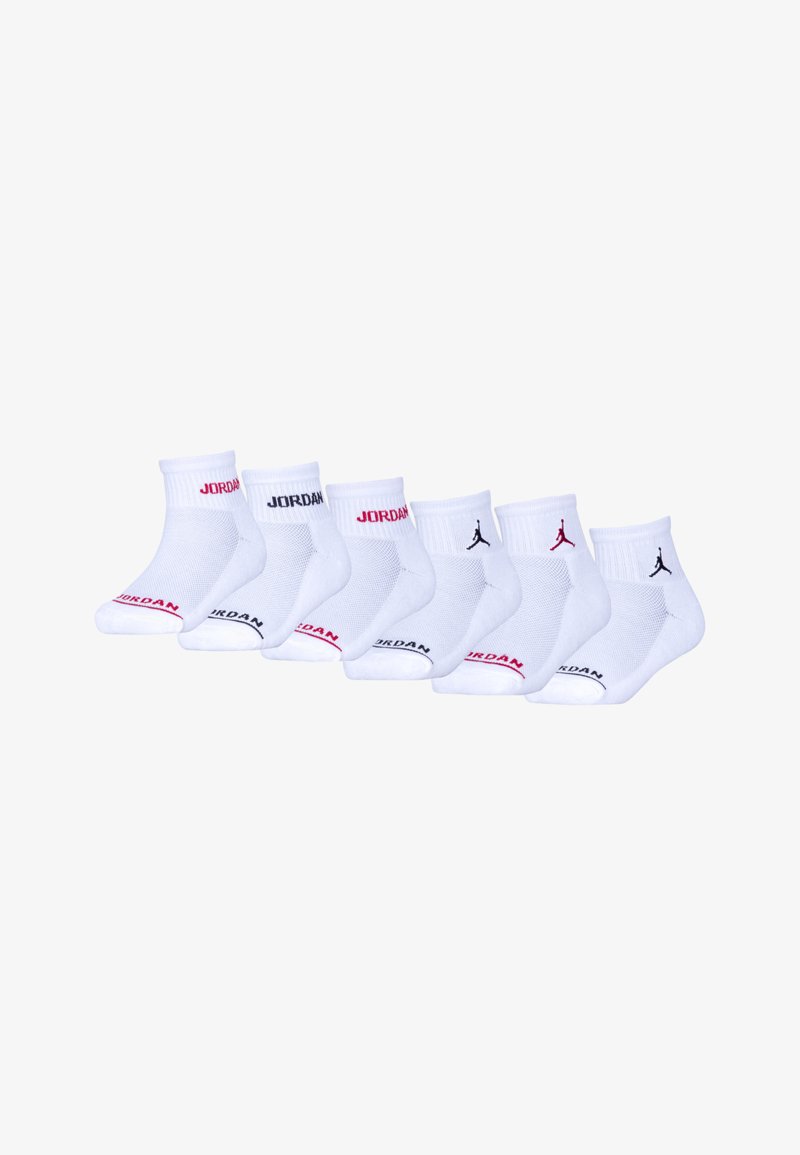 Calcetines blancos hasta el tobillo con puños acanalados, que presentan logos de "JORDAN" en rojo y negro. Seis pares mostrados uno al lado del otro. Material suave y transpirable.