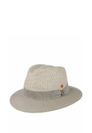 Hellgrauer gewebter Fedora-Hut mit passendem Stoffband und einer kleinen runden rot-goldenen Logo-Nadel an der Seite.