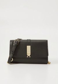 Schwarze Leder-Umhängetasche mit rechteckiger Form, goldfarbenen Metallakzenten und Klappverschluss. Verfügt über einen verstellbaren Riemen.