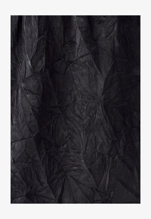 Gekreukt zwart materiaal, met een geweven oppervlak dat gekenmerkt wordt door uitgesproken plooien en vouwen, wat een dynamische en gelaagde uitstraling geeft.