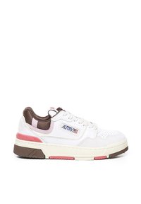 Sneaker bianco con accenti marroni, rosa e crema. Presenta una suola e un tallone in gomma testurizzati, allacciatura frontale e logo laterale con marchio.