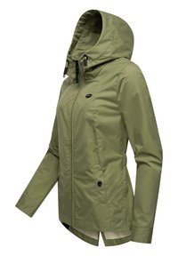 Alyvuogių žalios spalvos striukė su gobtuvu, pagaminta iš lygaus, vandeniui atsparaus audinio. Yra užtrauktukas priekyje, dvi šoninės kišenės ir šiek tiek kreivė hem.