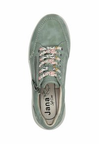 Sneaker verde in pelle con punta rotonda, lacci decorati, zip laterale e suola beige. L'interno presenta il logo e una morbida fodera.
