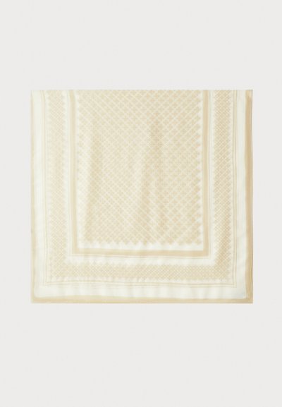Foulard en soie de couleur beige clair avec un motif en diamant et une texture lisse. Bordures soulignées d'un beige légèrement plus foncé pour le contraste.