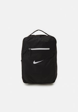 Czarna torba Nike z górnym uchwytem, przednią kieszenią na suwak z sznureczkami oraz białym logo Nike swoosh na środku z przodu.