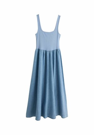 Ärmelloses Kleid mit einem eng anliegenden hellblauen Oberteil und einem fließenden, midilangen Jeansrock, der vor einem weißen Hintergrund hängt.