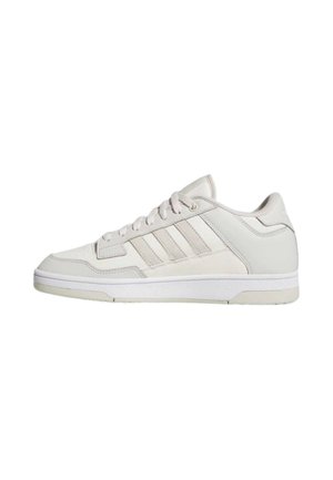 Sneaker bassa bianco sporco con chiusura frontale con lacci, tre strisce laterali e suola testurizzata su sfondo bianco.