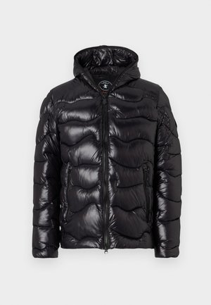 Schwarze Pufferjacke mit glänzender Oberfläche, ausgestattet mit einer Kapuze, Reißverschluss und großem gestepptem Design. Mit seitlichen Taschen zur Aufbewahrung.