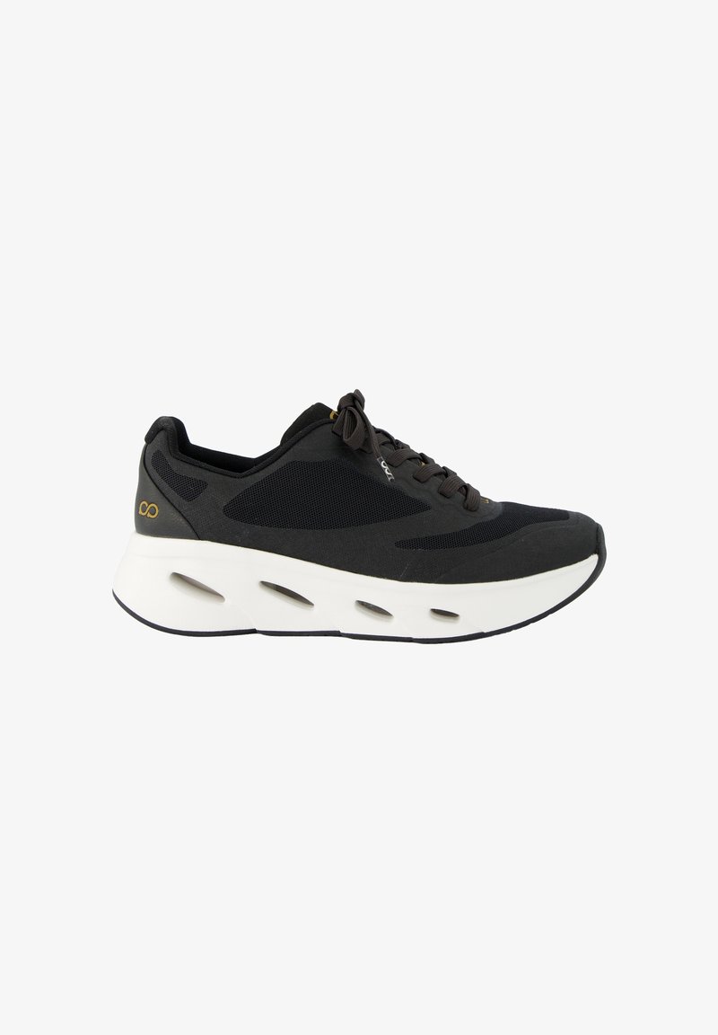 Chaussure de sport noire avec tige en mesh, bout arrondi, semelle intermédiaire épaisse blanche et semelle noire contrastante. Présente des lacets et un détail de logo à l'arrière.