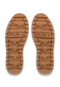 Bruine rubberen schoenzolen met een gestructureerd grippatroon en bergontwerp, met "ROXY" in het midden geperst.