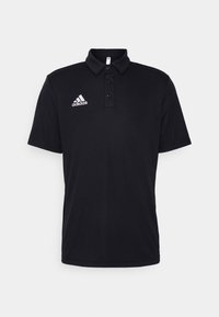 Czarny polo z gładkiego materiału, z klasycznym kołnierzykiem, trzema guzikami i białym logo Adidas po lewej stronie klatki piersiowej.