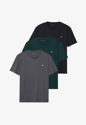 Sæt af tre rundhalsede t-shirts i grå, mørkegrøn og sort. Hver t-shirt har et lille guldlogo på brystet. Fremstillet af blødt bomuldsstof.