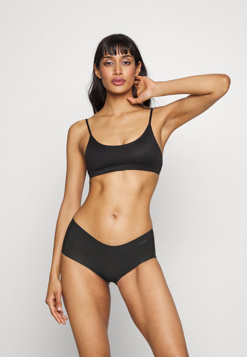 Čierny bezšvový bralette a súprava boxeriek. Jemná látka, minimalistický dizajn, nastaviteľné ramienka a hladký pás pre pohodlie.