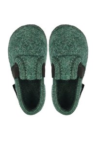 Groene vilten slippers met zwarte elastische accenten. Rond gevormd, met een gestructureerde bovenkant en een zachte binnenvoering voor comfort. Stiknaaddetails zichtbaar.