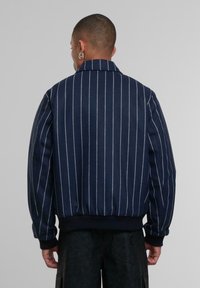 Karl Kani PINSTRIPES - Bombejakke - dark blue/off white