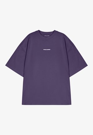 Tricou oversized de culoare mov, fabricat din bumbac, cu mâneci scurte și guler rotund. Partea din față afișează numele brandului "PEGADOR" tipărit cu alb.