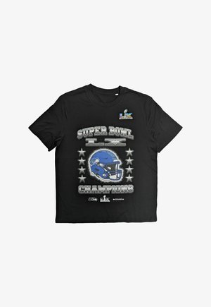 T-shirt noir avec le texte "Super Bowl LX Champions", un casque de football bleu, des étoiles et des logos des Seahawks à l'avant.