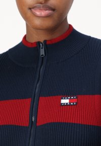 Tommy Jeans BADGE DRESS - Abito in maglia - dark night navy