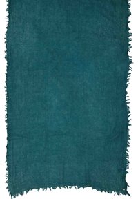 Écharpe en lin de couleur bleu sarcelle profond, avec une texture douce et des bords frangés bruts pour une finition naturelle.