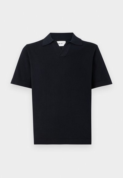 Camisa polo preta de manga curta feita de um tecido suave, com gola clássica e um discreto design de decote em V, apresentando uma bainha reta.