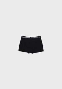 Mini-jupe noire avec une ceinture en cuir et deux poches arrière, posée à plat sur un fond gris clair.