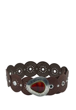 Barna bőrpánt kör alakú dombornyomott mintákkal és egy nagy ezüst csattal, amelynek közepén egy piros drágakő található.