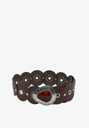 Brunt læderbælte med cirkulære prægede mønstre og en stor sølvspænde med en rød ædelsten i midten.