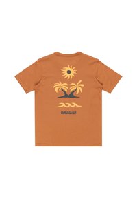 Korte mouwen oranje t-shirt met een gele zon en palmbomen grafiek op de achterkant, met het Quiksilver-logo nabij de zoom.