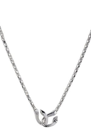 Stříbrný řetízek s přívěskem ve tvaru stylizovaného, abstraktního háčku nebo zakřiveného tvaru uprostřed.
