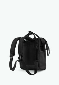 Schwarzer Canvas-Rucksack mit gepolsterten Tragegurten, Reißverschlussfächern und seitlicher Tasche. Kompakte rechteckige Form und strapazierfähige Textur.