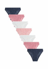 Zeven kanten bikini onderbroeken in marineblauw, roze en wit, in een diagonale lijn geordend op een witte achtergrond.