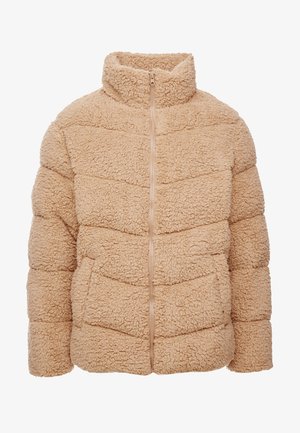 Veste en polaire beige avec col haut, fermeture zippée, et design matelassé horizontal, dotée de poches latérales et d'une texture douce.