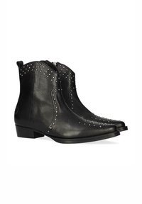 Botines de cuero negro con tacones bajos, decorados con pequeñas tachuelas plateadas en la parte delantera, los costados y cerca de los bordes superiores.