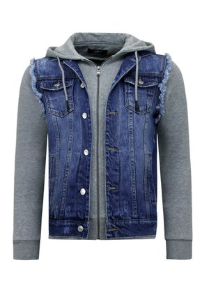 Blauwe denim bodywarmer zonder mouwen met rafelige randen, gedragen over een grijze, met rits sluitende hoodie met trekkoorden en lange mouwen.