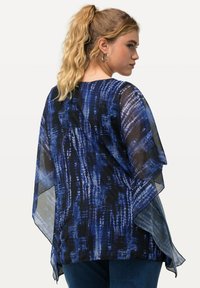 Top trasparente blu e nero con una trama fluida, caratterizzato da maniche larghe e un colletto rotondo. Tessuto testurizzato con dettagli a strati.