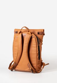 Zaino a scomparto superiore di colore marrone, realizzato in materiale sintetico liscio. Presenta spallacci imbottiti, una tasca laterale con zip e una maniglia superiore per il trasporto.