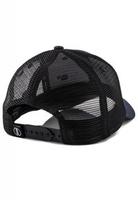 Juodas tinklinis sunkvežimių skrybėlė su tamsiai mėlynu audiniu priekyje, lenktu kraštu, reguliuojamu snapback užsegimu ir šešiomis ventiliacijos skylutėmis.