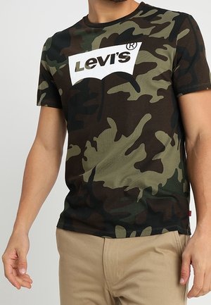 Zielona koszulka moro wykonana z bawełny, z białym logo Levi's na piersi. Krótkie rękawy i okrągły dekolt, o regularnym kroju.