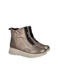 Botines metálicos bronce con cierre de cremallera negra, detalles texturizados y suela blanca de goma ligera. Material suave y duradero.