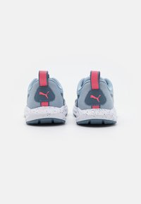 Scarpe da atletica blu con tomaia in rete, accenti rosa e intersuola bianca macchiata. Linguette sul tallone per una facile calzata. Suola in gomma per una buona aderenza.