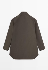 Brązowy, długi płaszcz z kołnierzem i długim rękawem, o prostym kroju i lekko zaokrąglonym dołu. Gładka faktura, minimalistyczne detale.