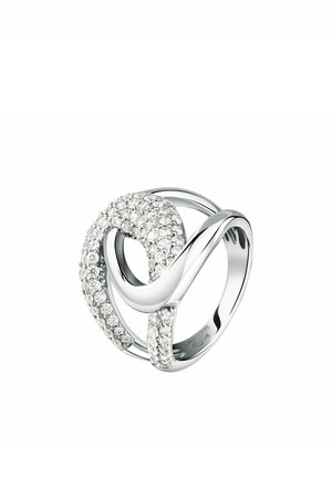 Anello in argento con fasce lisce e impreziosite da diamanti intrecciate che formano un design moderno ed elegante a nodo.