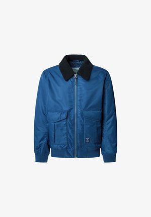 Tamno plava bomber jakna sa zatvaračem sprijeda, crnim krznom antilopa na ovratniku, dva prednja džepa, rebrasti manžeti i rub. Glatki vanjski materijal, minimalni stil.