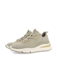 Zapatillas ligeras de color beige con parte superior de malla, cordones tonales y suela gruesa blanca con una franja dorada. Diseño de puntera redondeada.