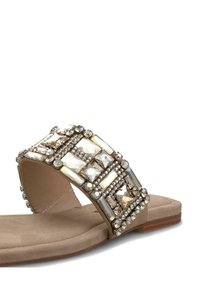 Infradito con una soletta in suede beige e una tracolla decorata con strass trasparenti rettangolari e rotondi in una finitura dorata.