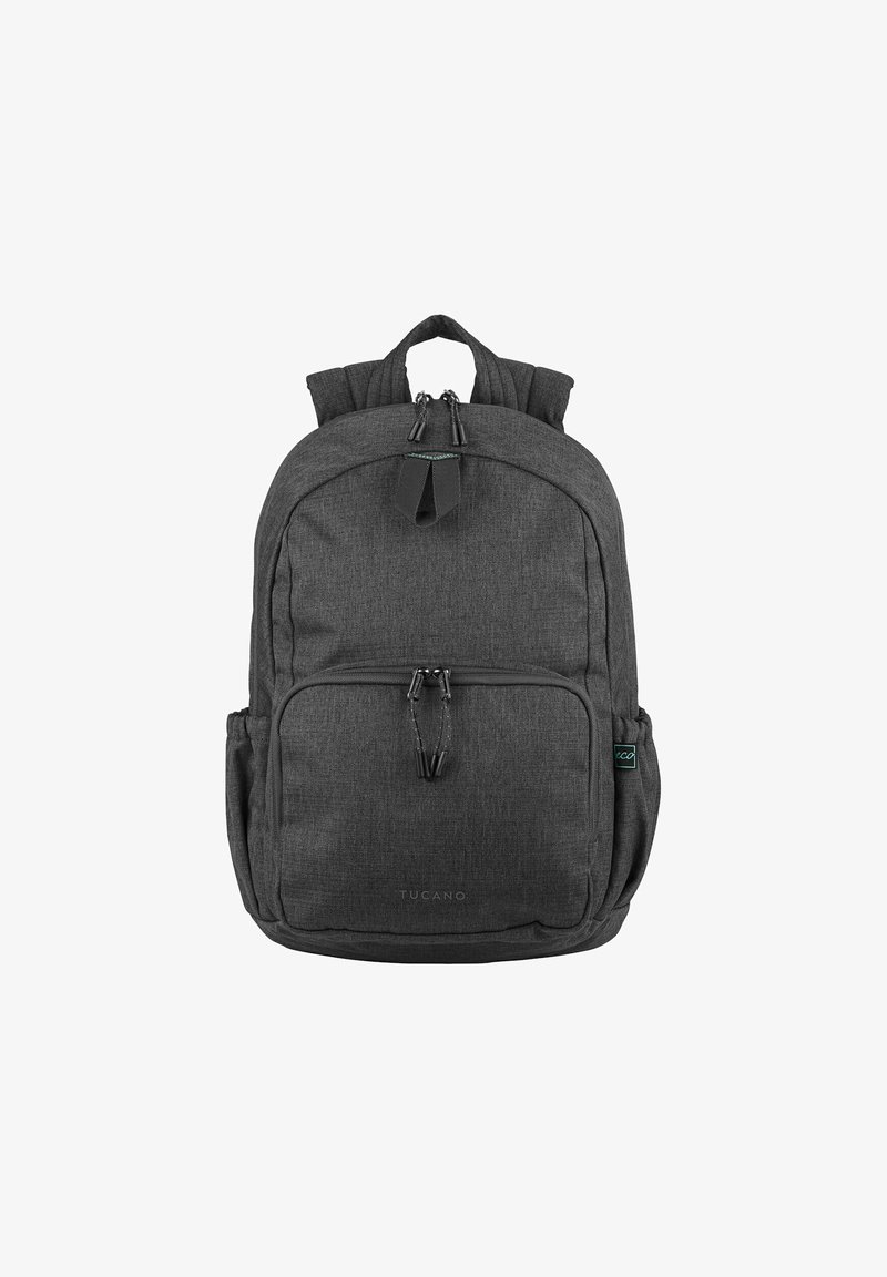 Sac à dos en tissu gris avec deux compartiments zippés, des bretelles rembourrées et une poignée supérieure ; présente un logo dans une couleur contrastante.