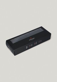 Czarna tektura opakowaniowa z przezroczystym oknem, wyświetlająca szczegóły produktu w białym i czerwonym tekście. Minimalistyczny design, prostokątny kształt.