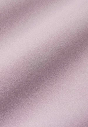 Surface lisse en tissu satin mauve clair avec un éclat diagonal subtil et une texture tissée fine.
