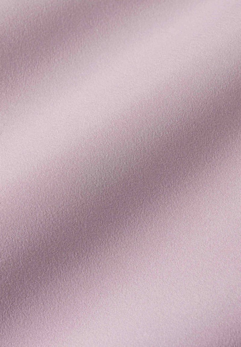 Surface lisse en tissu satin mauve clair avec un éclat diagonal subtil et une texture tissée fine.