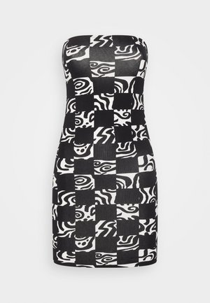 Vestido sem alças com um padrão geométrico preto e branco, apresentando vários desenhos abstractos, formato ajustado e comprimento até aos joelhos.